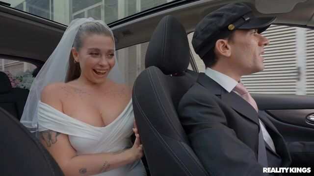 Похотливая невеста в свадебном платье делает минет водителю в машине