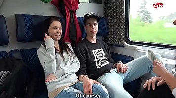 Брюнетка со своей мамочкой в поезде устроили групповой секс с двойным проникновением