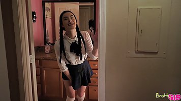 Брюнетка студентка в униформе устроила для парня хардкор секс...